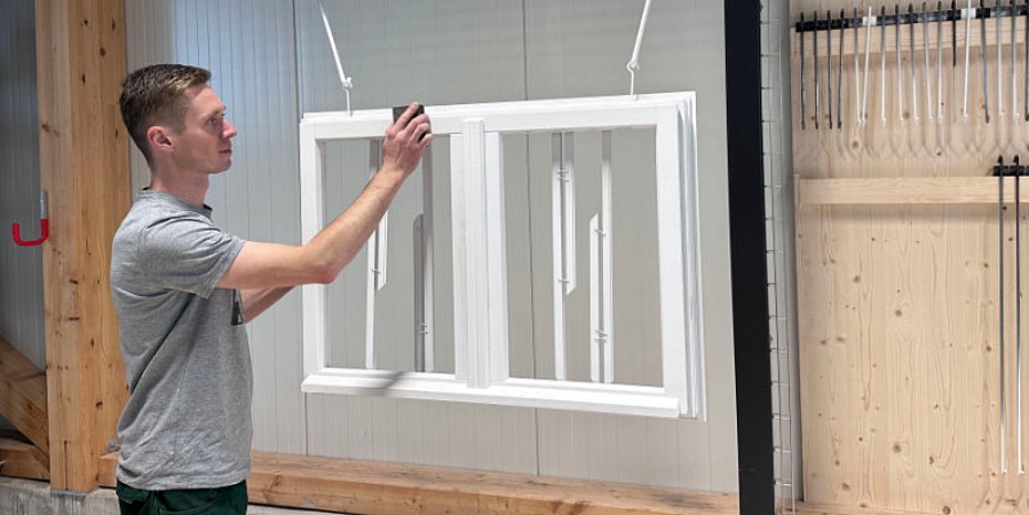 Fenster Türen Spritzroboter beschichten
