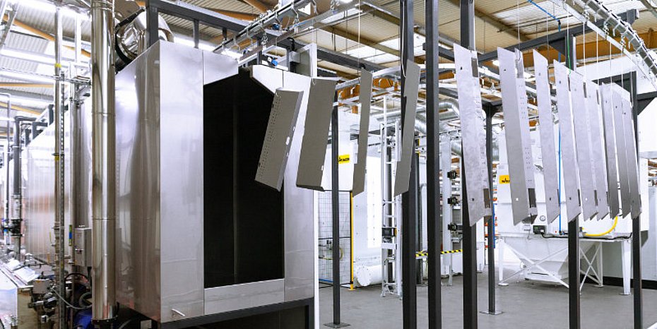 Neue Pulverbeschichtungsanlage Blechbauteile