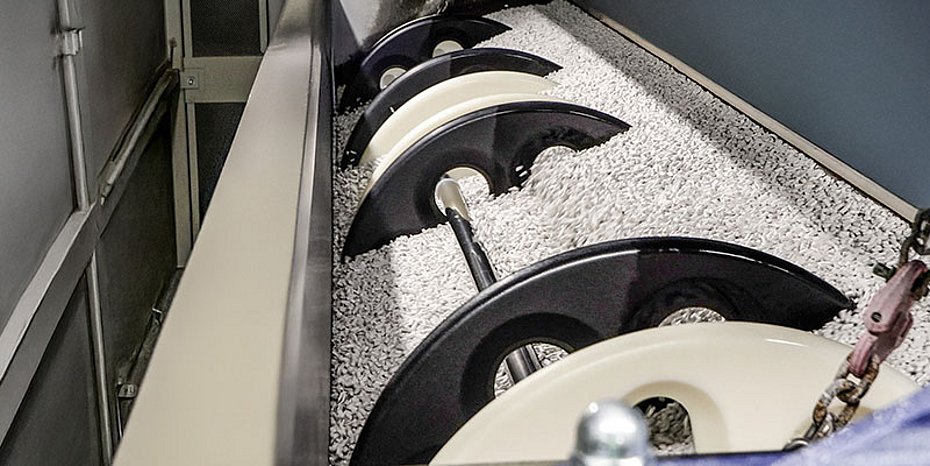 Vollautomatisierte Gleitschliffanlage Plastifizierschnecken