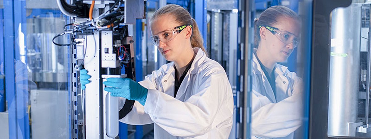 Covestro automatisiertes Labor Entwicklung Lack- und Klebstoffe